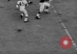 Standbild Chicago Kardinäle vs Cleveland Browns Football Game Chicago Illinois USA, 1958, aus Sekunde 26 historischem Filmmaterial Videoclip 65675045478