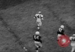 Standbild Chicago Kardinäle vs Cleveland Browns Football Game Chicago Illinois USA, 1958, aus Sekunde 28 historischem Filmmaterial Videoclip 65675045478