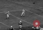 Standbild Chicago Kardinäle vs Cleveland Browns Football Game Chicago Illinois USA, 1958, aus Sekunde 32 historischem Filmmaterial Videoclip 65675045478