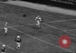 Standbild Chicago Kardinäle vs Cleveland Browns Football Game Chicago Illinois USA, 1958, aus Sekunde 33 historischem Filmmaterial Videoclip 65675045478