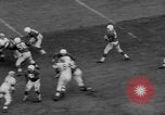 Standbild Chicago Kardinäle vs Cleveland Browns Football Game Chicago Illinois USA, 1958, aus Sekunde 40 historischem Filmmaterial Videoclip 65675045478