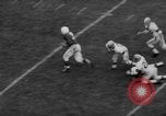 Standbild Chicago Kardinäle vs Cleveland Browns Football Game Chicago Illinois USA, 1958, aus Sekunde 48 historischem Filmmaterial Videoclip 65675045478