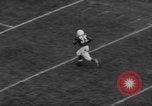 Standbild Chicago Kardinäle vs Cleveland Browns Football Game Chicago Illinois USA, 1958, aus Sekunde 50 historischem Filmmaterial Videoclip 65675045478
