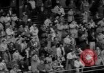 Standbild Chicago Kardinäle vs Cleveland Browns Football Game Chicago Illinois USA, 1958, aus Sekunde 55 historischem Filmmaterial Videoclip 65675045478