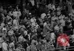 Standbild Chicago Kardinäle vs Cleveland Browns Football Game Chicago Illinois USA, 1958, aus Sekunde 56 historischem Filmmaterial Videoclip 65675045478