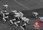 Standbild Chicago Kardinäle vs Cleveland Browns Football Game Chicago Illinois USA, 1958, aus Sekunde 57 historischem Filmmaterial Videoclip 65675045478
