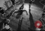 Standbild Hula Hoops fad Polen, 1958, aus Sekunde 4 historischem Filmmaterial Videoclip 65675045482