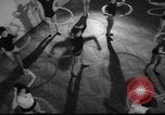Standbild Hula Hoops fad Polen, 1958, aus Sekunde 5 historischem Filmmaterial Videoclip 65675045482