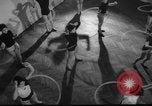 Standbild Hula Hoops fad Polen, 1958, aus Sekunde 6 historischem Filmmaterial Videoclip 65675045482