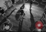 Standbild Hula Hoops fad Polen, 1958, aus Sekunde 7 historischem Filmmaterial Videoclip 65675045482