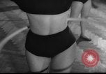 Standbild Hula Hoops fad Polen, 1958, aus Sekunde 8 historischem Filmmaterial Videoclip 65675045482