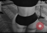 Standbild Hula Hoops fad Polen, 1958, aus Sekunde 9 historischem Filmmaterial Videoclip 65675045482