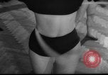 Standbild Hula Hoops fad Polen, 1958, aus Sekunde 10 historischem Filmmaterial Videoclip 65675045482