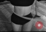 Standbild Hula Hoops fad Polen, 1958, aus Sekunde 11 historischem Filmmaterial Videoclip 65675045482