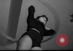 Standbild Hula Hoops fad Polen, 1958, aus Sekunde 12 historischem Filmmaterial Videoclip 65675045482