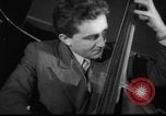 Standbild Hula Hoops fad Polen, 1958, aus Sekunde 16 historischem Filmmaterial Videoclip 65675045482