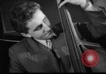 Standbild Hula Hoops fad Polen, 1958, aus Sekunde 17 historischem Filmmaterial Videoclip 65675045482
