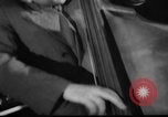Standbild Hula Hoops fad Polen, 1958, aus Sekunde 18 historischem Filmmaterial Videoclip 65675045482