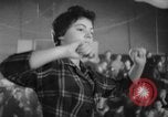Standbild Hula Hoops fad Polen, 1958, aus Sekunde 24 historischem Filmmaterial Videoclip 65675045482