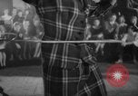 Standbild Hula Hoops fad Polen, 1958, aus Sekunde 25 historischem Filmmaterial Videoclip 65675045482