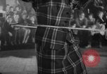 Standbild Hula Hoops fad Polen, 1958, aus Sekunde 26 historischem Filmmaterial Videoclip 65675045482