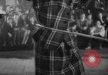 Standbild Hula Hoops fad Polen, 1958, aus Sekunde 27 historischem Filmmaterial Videoclip 65675045482