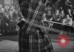 Standbild Hula Hoops fad Polen, 1958, aus Sekunde 28 historischem Filmmaterial Videoclip 65675045482