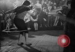 Standbild Hula Hoops fad Polen, 1958, aus Sekunde 29 historischem Filmmaterial Videoclip 65675045482
