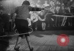 Standbild Hula Hoops fad Polen, 1958, aus Sekunde 32 historischem Filmmaterial Videoclip 65675045482