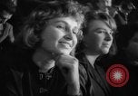 Standbild Hula Hoops fad Polen, 1958, aus Sekunde 33 historischem Filmmaterial Videoclip 65675045482