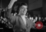 Standbild Hula Hoops fad Polen, 1958, aus Sekunde 35 historischem Filmmaterial Videoclip 65675045482