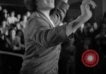 Standbild Hula Hoops fad Polen, 1958, aus Sekunde 36 historischem Filmmaterial Videoclip 65675045482