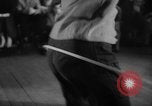 Standbild Hula Hoops fad Polen, 1958, aus Sekunde 37 historischem Filmmaterial Videoclip 65675045482