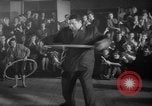Standbild Hula Hoops fad Polen, 1958, aus Sekunde 43 historischem Filmmaterial Videoclip 65675045482