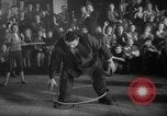 Standbild Hula Hoops fad Polen, 1958, aus Sekunde 44 historischem Filmmaterial Videoclip 65675045482