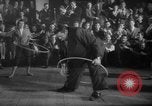 Standbild Hula Hoops fad Polen, 1958, aus Sekunde 47 historischem Filmmaterial Videoclip 65675045482