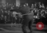 Standbild Hula Hoops fad Polen, 1958, aus Sekunde 50 historischem Filmmaterial Videoclip 65675045482