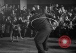 Standbild Hula Hoops fad Polen, 1958, aus Sekunde 52 historischem Filmmaterial Videoclip 65675045482