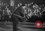 Standbild Hula Hoops fad Polen, 1958, aus Sekunde 53 historischem Filmmaterial Videoclip 65675045482