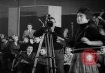 Standbild Hula Hoops fad Polen, 1958, aus Sekunde 55 historischem Filmmaterial Videoclip 65675045482