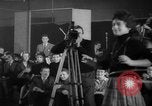 Standbild Hula Hoops fad Polen, 1958, aus Sekunde 56 historischem Filmmaterial Videoclip 65675045482