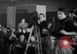 Standbild Hula Hoops fad Polen, 1958, aus Sekunde 57 historischem Filmmaterial Videoclip 65675045482