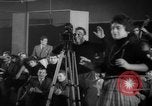 Standbild Hula Hoops fad Polen, 1958, aus Sekunde 58 historischem Filmmaterial Videoclip 65675045482