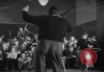 Standbild Hula Hoops fad Polen, 1958, aus Sekunde 59 historischem Filmmaterial Videoclip 65675045482