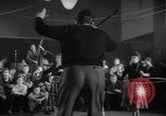 Standbild Hula Hoops fad Polen, 1958, aus Sekunde 60 historischem Filmmaterial Videoclip 65675045482