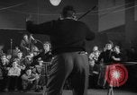 Standbild Hula Hoops fad Polen, 1958, aus Sekunde 61 historischem Filmmaterial Videoclip 65675045482