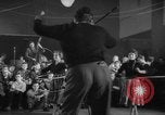 Standbild Hula Hoops fad Polen, 1958, aus Sekunde 62 historischem Filmmaterial Videoclip 65675045482