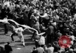 Standbild Fußballspiel South Bend Indiana USA, 1967, aus Sekunde 26 historischem Filmmaterial Videoclip 65675045490
