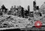 Standbild Zerstörte Stadt Caen Frankreich CAEN FRANKREICH, 1944, aus Sekunde 25 historischem Filmmaterial Videoclip 65675045506