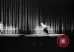 Immagine di Berlin acrobat atto Berlino Germania, 1943, secondo 10 filmato di repertorio 65675045511